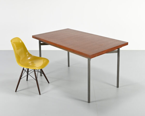 Table de salle à manger vintage en teck. France, années 60